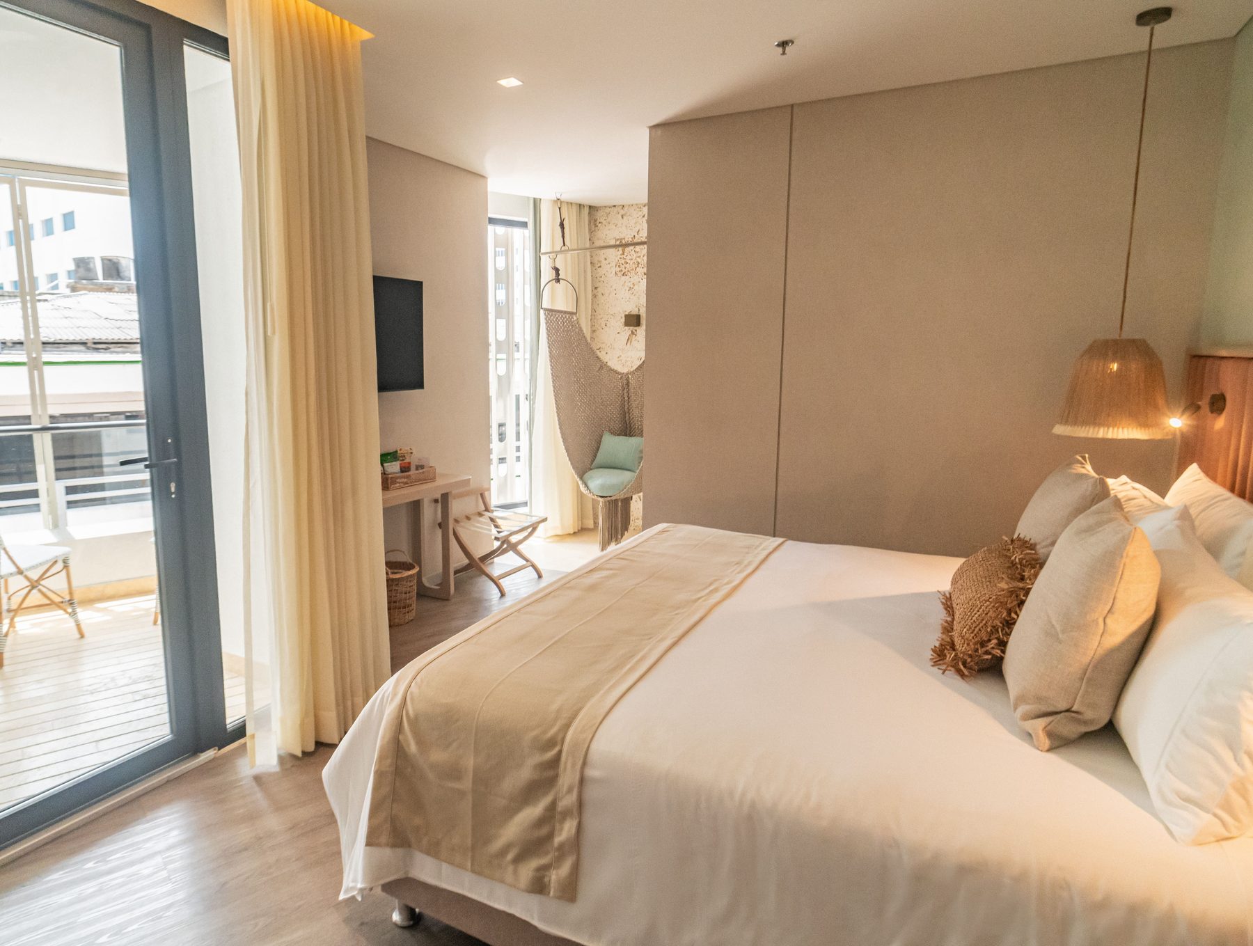 Junior Suite de Nattivo con cama king y balcón