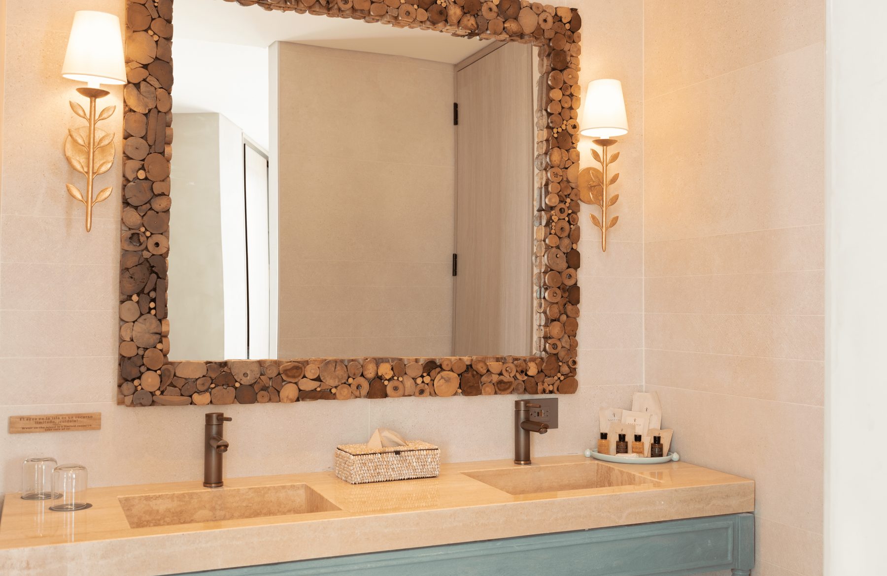 Baño de la Master Suite con doble lavamanos y espejo de madera