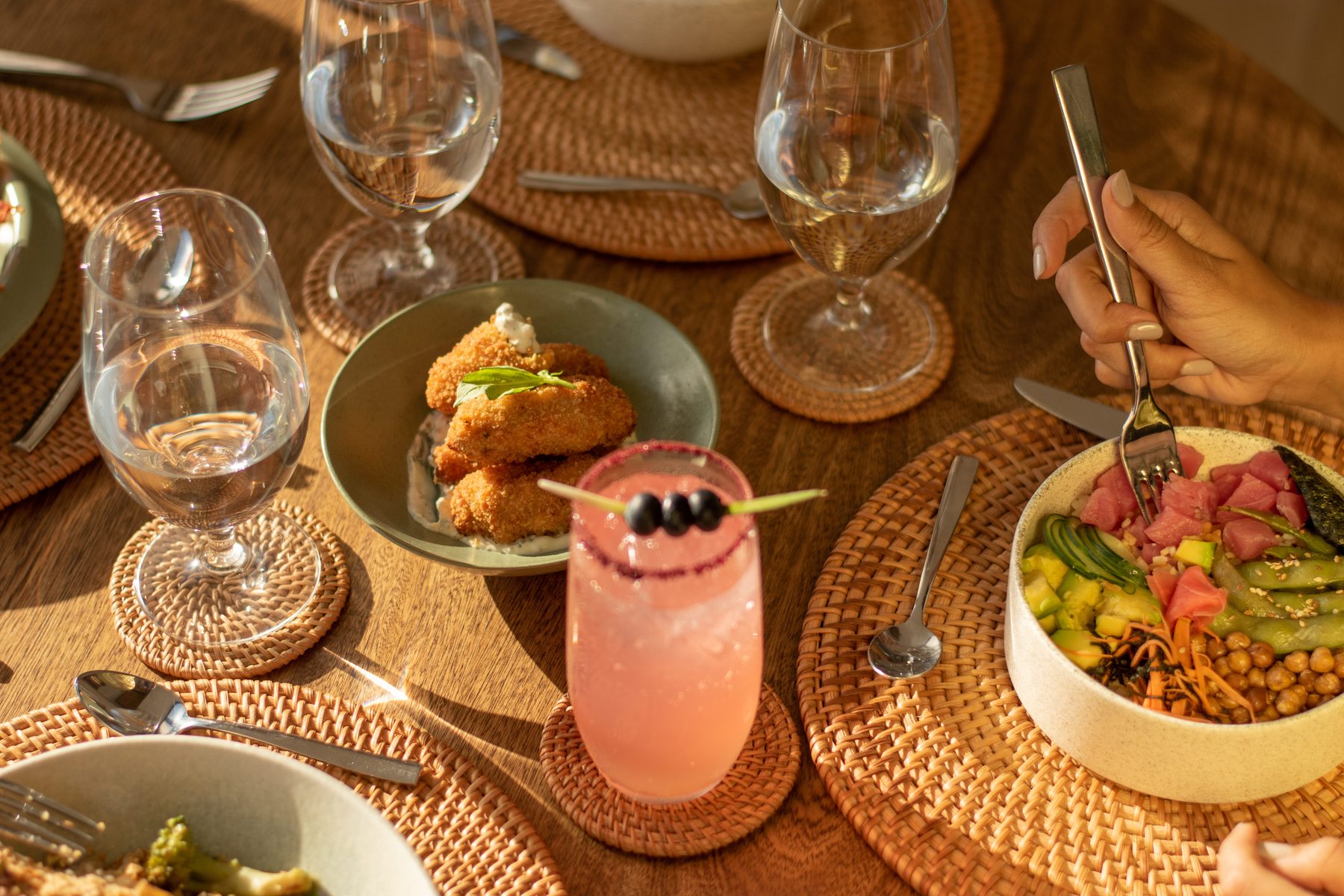 Platos y cocteles servidos en una mesa de Nattivo