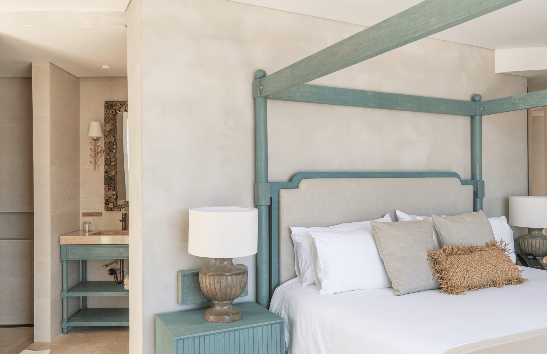 Master Suite de Nattivo con cama de dosel verde agua