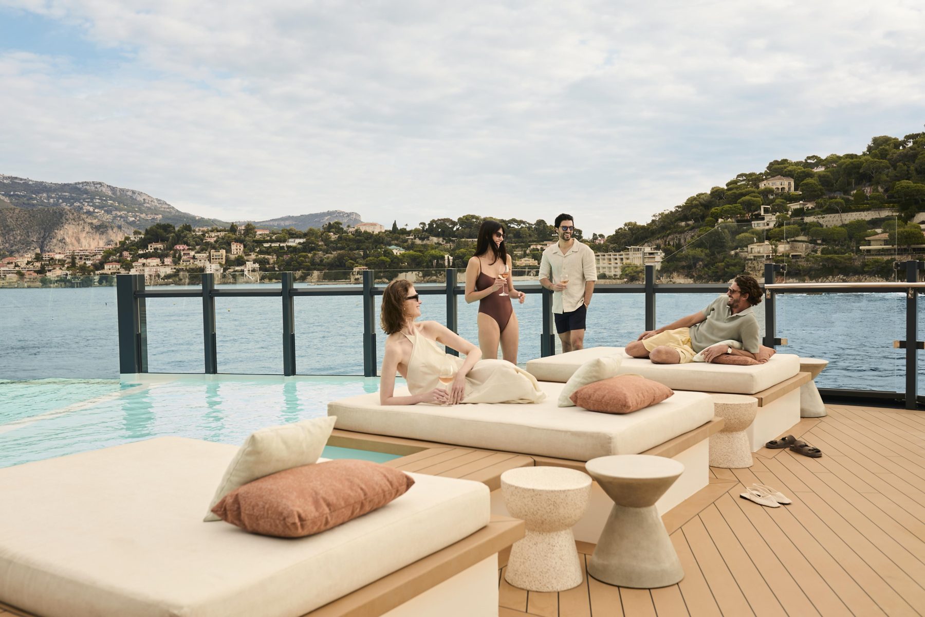 Piscina con camastros en la cubierta de un yate Ritz-Carlton