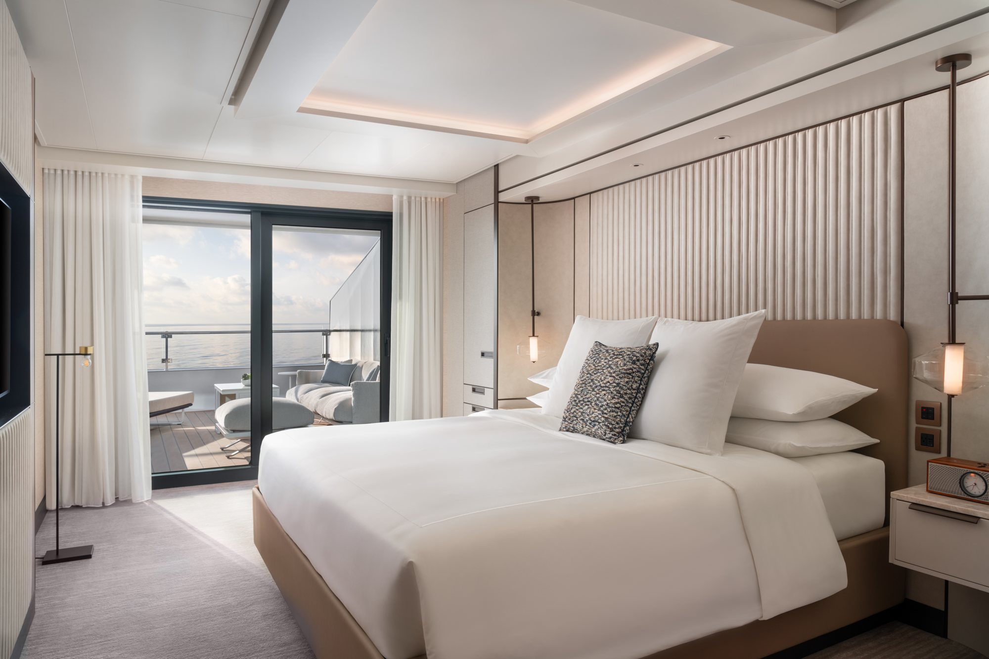 Suite con cama king y terraza privada con vista al mar