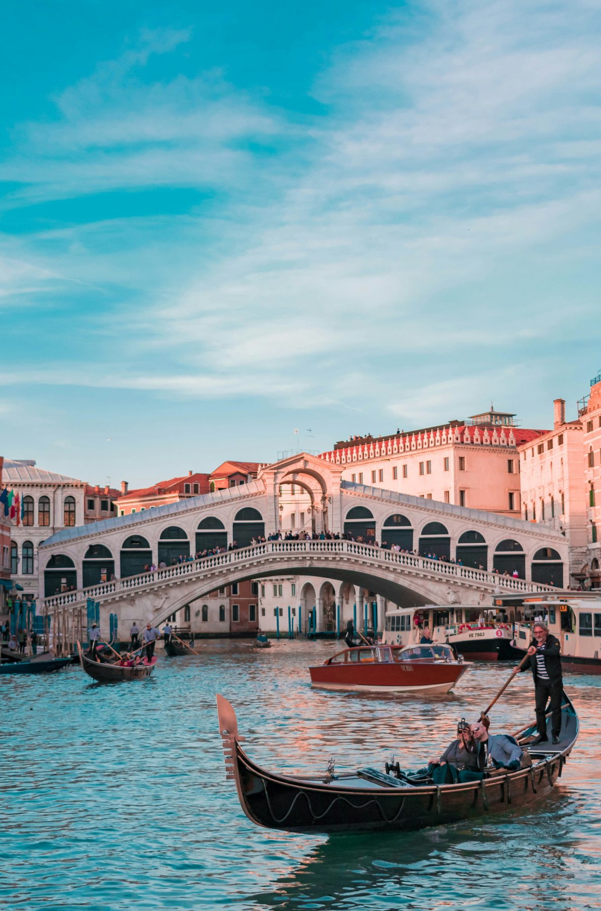 Góndola frente al Puente de Rialto en el Gran Canal de Venecia