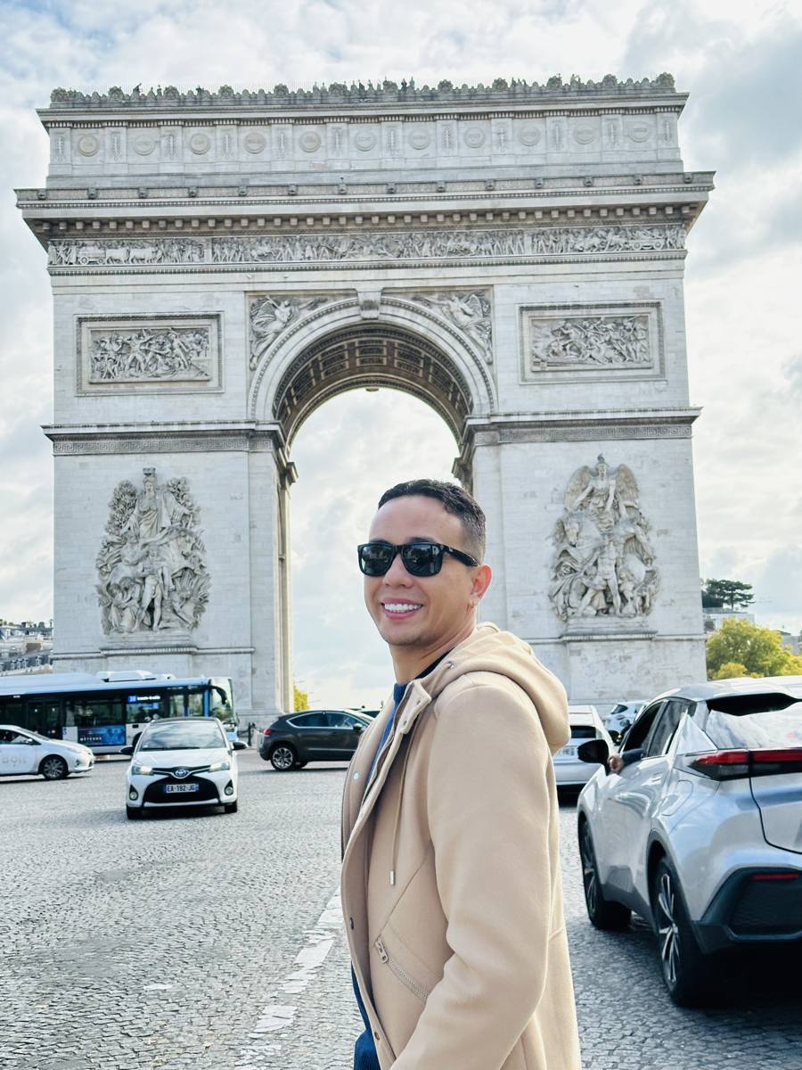 Sebastián Neira de Wanderlux frente al Arco del Triunfo en París